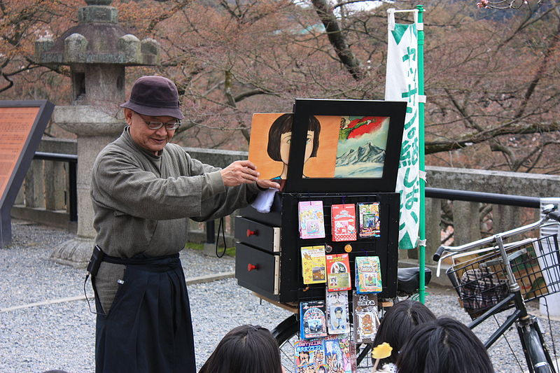 800px-Kamishibai_artist_at_kyomizudera_1