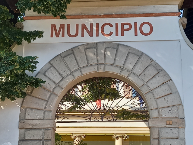 Nuova scritta “MUNICIPIO” sul portale di ingresso della Villa Casati Stampa di Soncino
