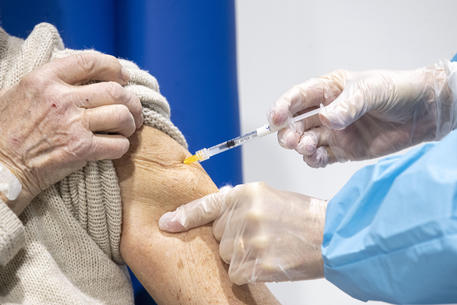 Apertura prenotazione vaccino anti Covid per i cittadini fra i 75 e i 79 anni d'età e richiamo per gli over80 